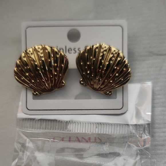 Oceanus Gold Shell Earrings - Picture 1 of 3
